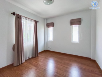 *****บ้านเดี่ยวมือสอง นนทบุรี ม.เดอะเซนโทร รัตนาธิเบศร์ เนื้อที่กว้างเกือบ 51 ตร.ว. ฟังก์ชัน 3 ห้องนอน 3 ห้องน้ำ ที่จอดรถ 2 คัน ภายในสภาพใหม่เอี่ยม พร้อมเข้าอยู่ ตั้งบนทำเลแห่งความสะดวกสบาย เข้า-ออกได้หลากหลายเส้นทาง ใกล้รถไฟฟ้าสายสีม่วง "สถานีบางพลู" และทางด่วน "งามวงศ์วาน" จองเลย!